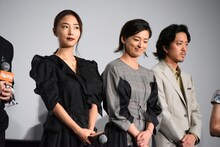 左からMEGUMI、尾野真千子、若葉竜也。