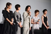 左からMEGUMI、尾野真千子、若葉竜也、榊原るみ、長内映里香。