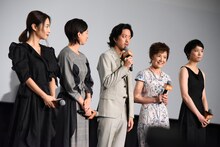 左からMEGUMI、尾野真千子、若葉竜也、榊原るみ、長内映里香。