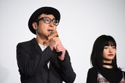 左から市井昌秀、甲田まひる。
