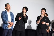 手前左から藤竜也、中村倫也、草なぎ剛。