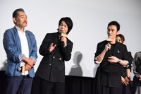 手前左から藤竜也、中村倫也、草なぎ剛。