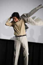 草なぎ剛に無茶振りされ、劇中のスーパースローシーンを再現する若葉竜也。