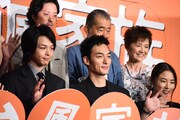 前列左から中村倫也、草なぎ剛、MEGUMI。