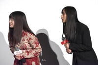 平野紫耀の早口言葉に耳を澄ませる橋本環奈（左）と浅川梨奈（右）。