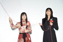 初日を祝うくす玉の紐を引く橋本環奈（左）と浅川梨奈（右）。