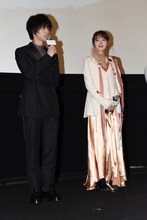 左から横浜流星、飯豊まりえ。