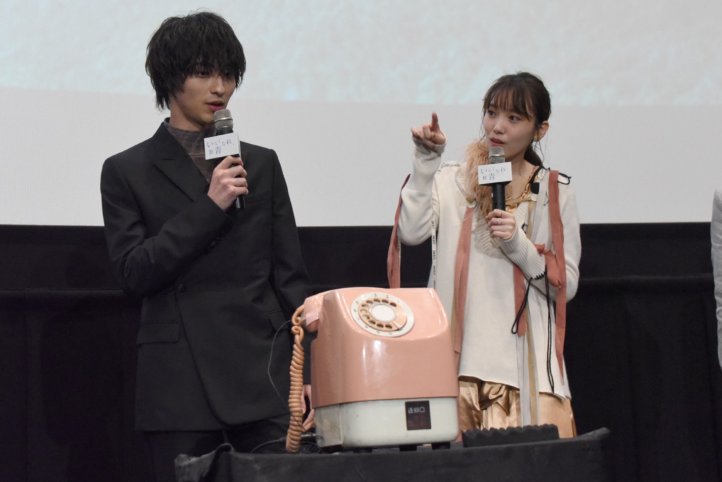 「このタイプの電話使ったことない！」と明かす飯豊まりえ（右）。