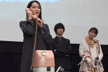 受話器を持つ中村里帆（左）。