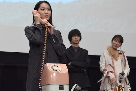 受話器を持つ中村里帆(左)。