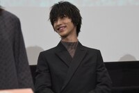 ほかのキャストの回答を聞いて笑顔を見せる横浜流星。