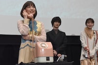 受話器を持つ松本妃代（左）。