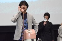 受話器を持つ松岡広大（左）。