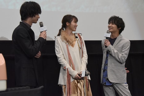 笑顔を失くした松岡広大をフォローする横浜流星と飯豊まりえ。