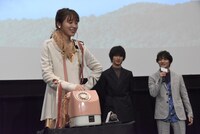 一度受話器を置き目を閉じる飯豊まりえ（左）。