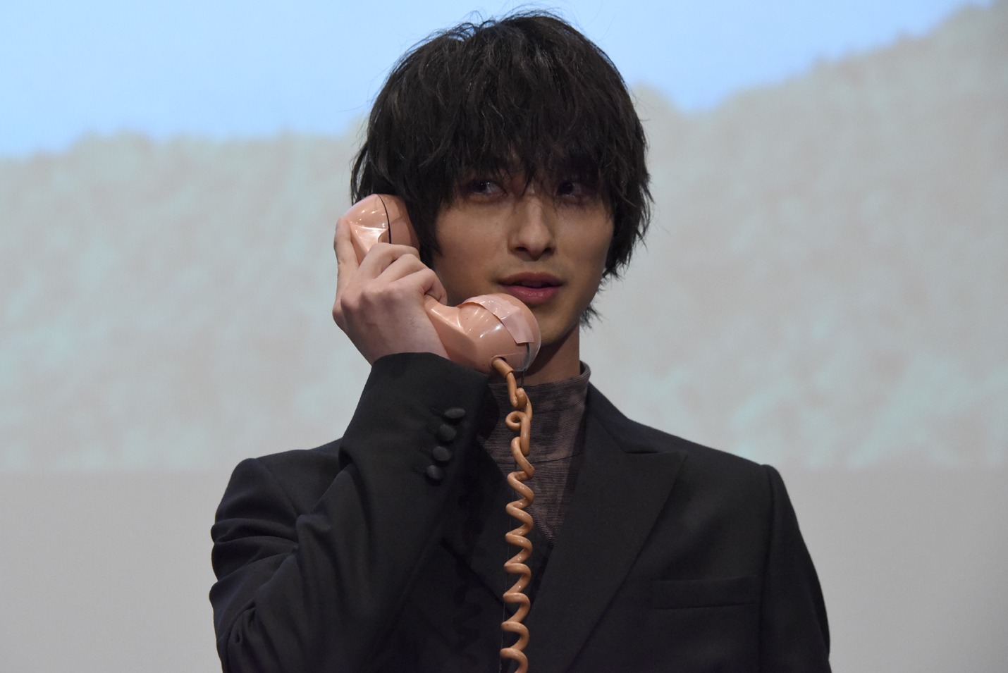 受話器に語りかける横浜流星。