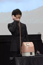 受話器に語りかける横浜流星。