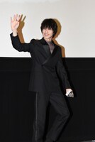 手を振る横浜流星。