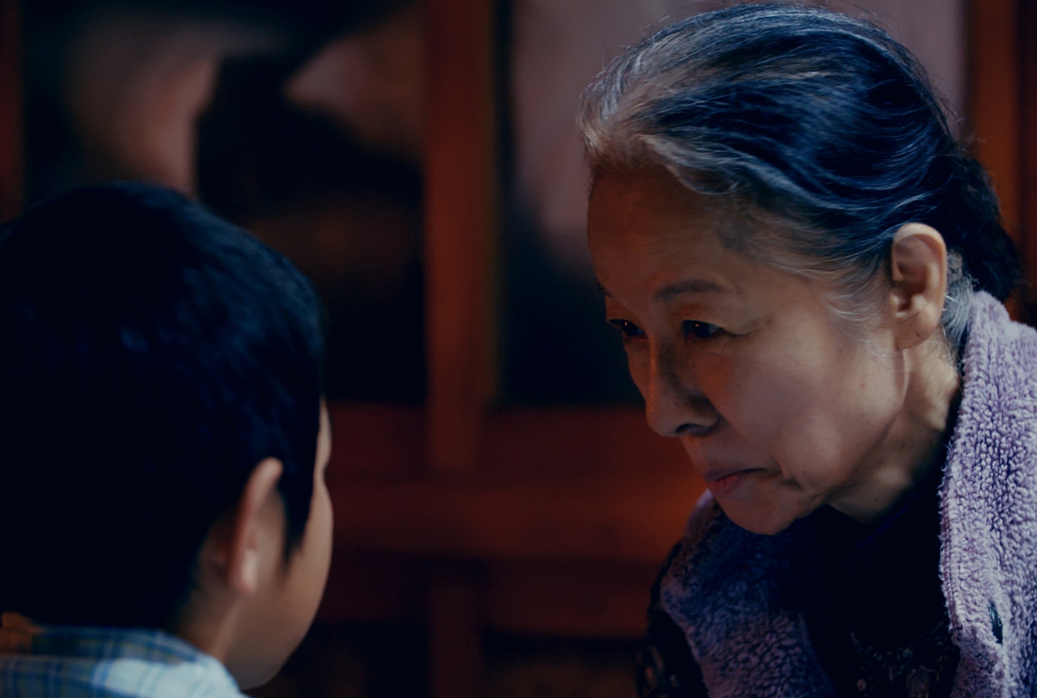 「夕陽のあと」より、木内みどり演じる日野ミエ（右）。 (c)2019長島大陸映画実行委員会