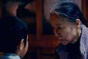 「夕陽のあと」より、木内みどり演じる日野ミエ(右)。 (c)2019長島大陸映画実行委員会