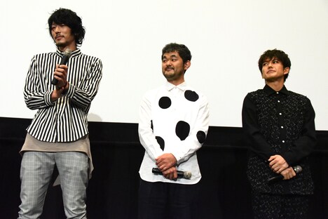 左から栄信、芹澤興人、吉村卓也。