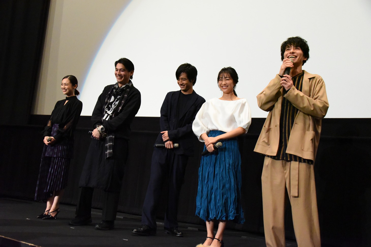 左から滝裕可里、水上剣星、赤楚衛二、高田夏帆、武田航平。