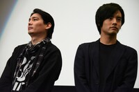 左から水上剣星、赤楚衛二。