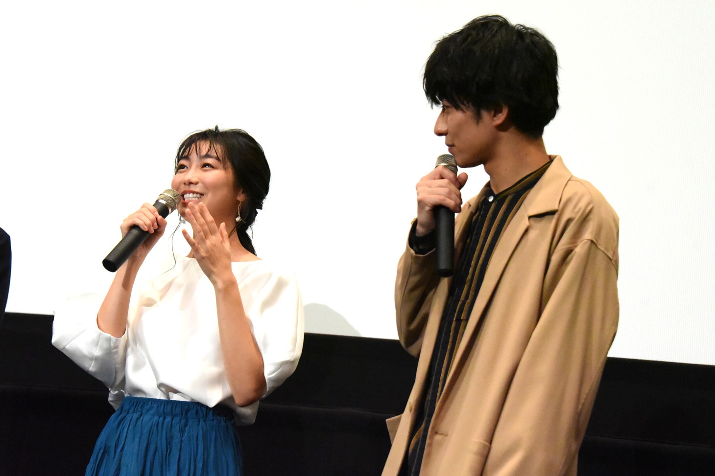 司会からの質問を、武田航平（右）に通訳してもらう高田夏帆（左）。