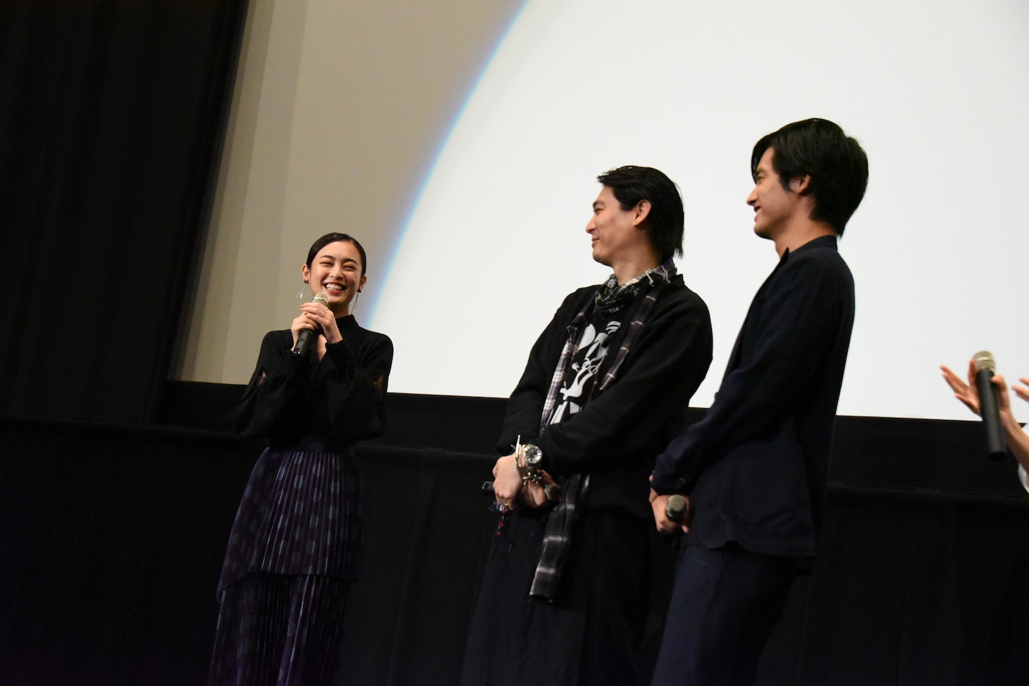 結婚を祝福される滝裕可里（左）。