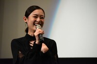 結婚を祝福される滝裕可里。