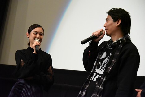 “ホテルのセリフ”について、滝裕可里（左）の夫の反応をうかがう水上剣星（右）。