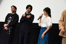 胸筋を鍛えていることから、高田夏帆（右）に「Aカップはある」と評価された赤楚衛二（中央）。