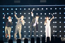 吉沢亮（中央右）