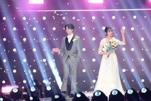 左から新田真剣佑、吉川愛。