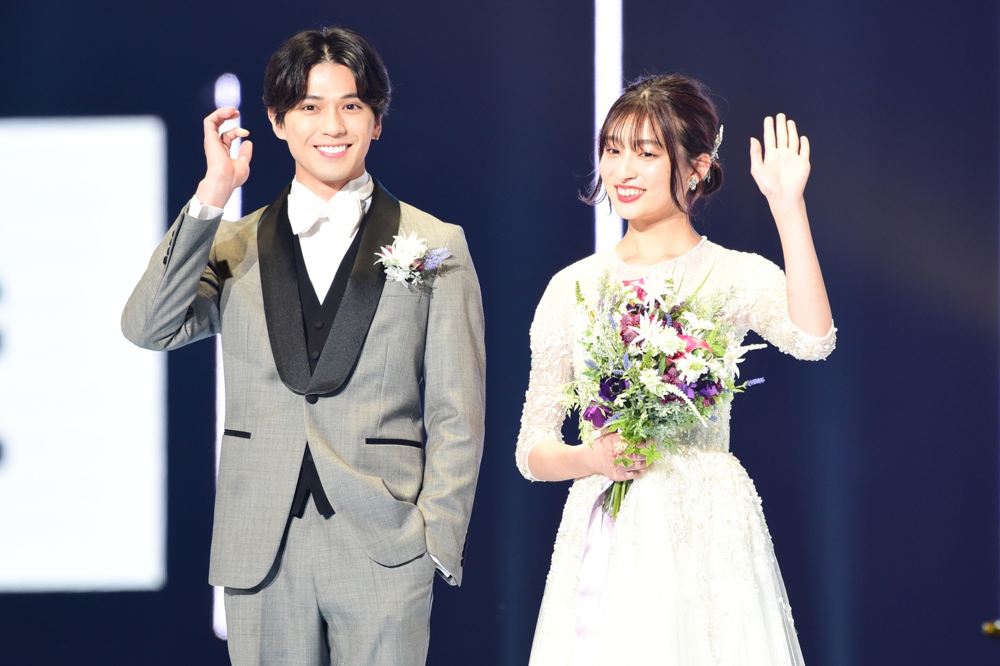 左から新田真剣佑、吉川愛。