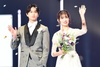 左から新田真剣佑、吉川愛。