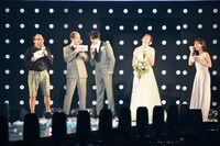 カンペを見ようとする新田真剣佑（中央）。