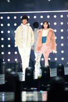 左から伊藤健太郎、玉城ティナ。