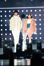 左から伊藤健太郎、玉城ティナ。