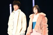 左から伊藤健太郎、玉城ティナ。
