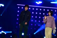 左から北村匠海、浜辺美波。
