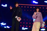 左から北村匠海、浜辺美波。