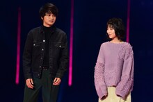 左から北村匠海、浜辺美波。