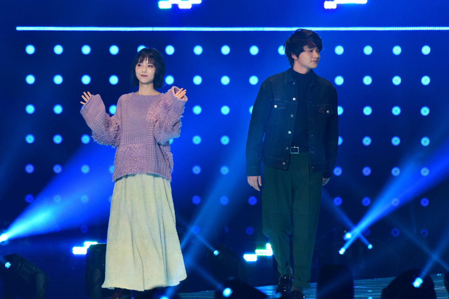 左から浜辺美波、北村匠海。