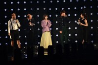 トークコーナーに参加する浜辺美波（中央）と北村匠海（右から2番目）。