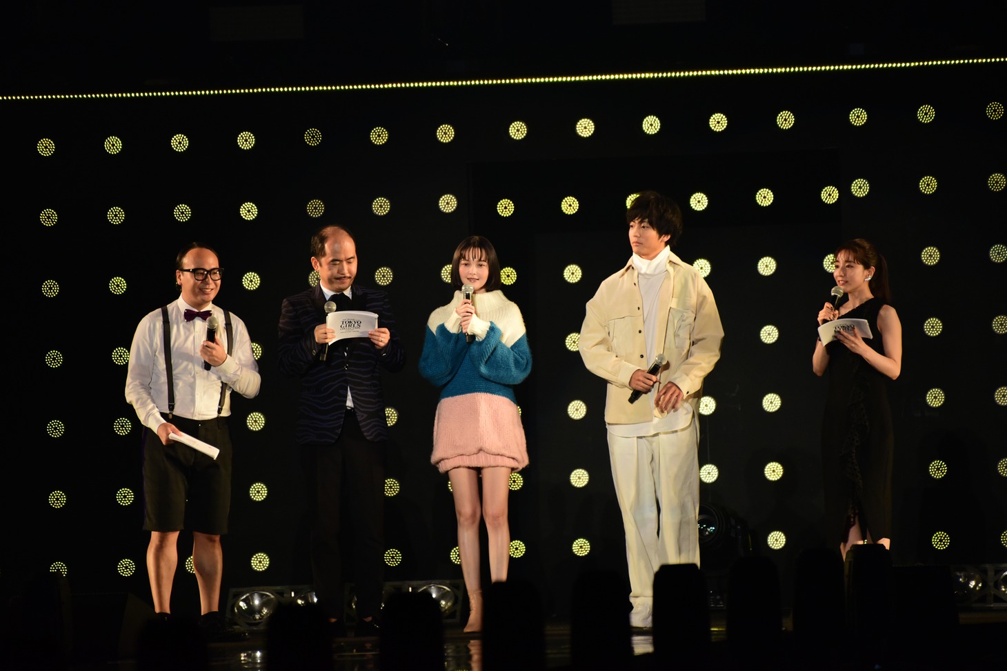 トークコーナーに参加する玉城ティナ（中央）と伊藤健太郎（右から2番目）。