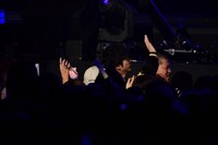 客席通路を歩いて登場した山田裕貴（中央）。