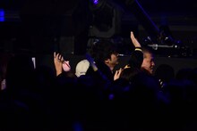 客席通路を歩いて登場した山田裕貴（中央）。