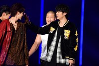 ハイタッチするキャストたち。