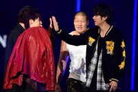 ハイタッチする吉野北人と山田裕貴。